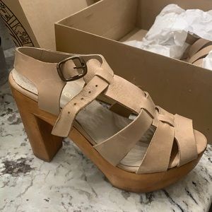 Brand new five world high heels. Size 37, natural color, Tecate. Leather